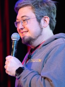 2006년 뉴질랜드 오클랜드에서 창업한 이후 자신들이 생각하는 액션 RPG를 고집하며 'POE' 시리즈를 만들어온 조나단 로저스 디렉터