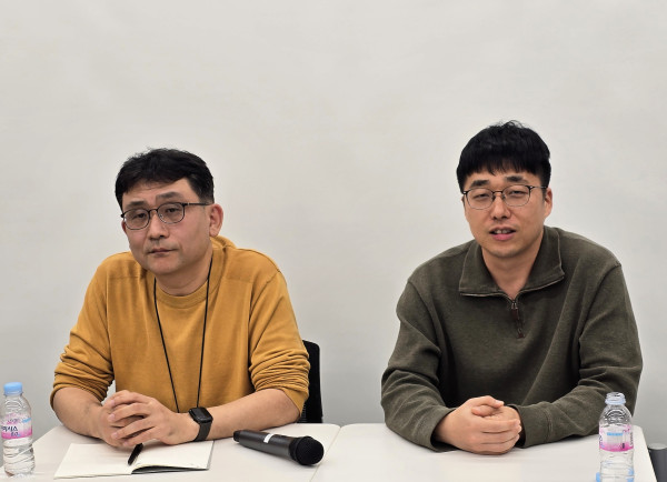 왼쪽부터 미어캣게임즈 최연규 내러티브 디렉터, 남기룡 대표