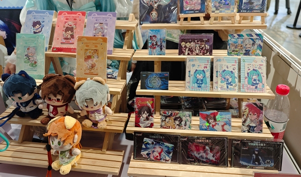 봉제 인형에 칩이 내장된 교통카드라고 한다. 젊은 층에게 인기 있는 캐릭터와 컬래버이션을 통해 새로운 형태의 '카드'를 내놓았다. 스마트폰 하나로 모든 생활이 완성되는 중국에서 더 이상 카드는 실용적 가치보다 그런 부가가치가 더 중요한 것인지도 모른다.