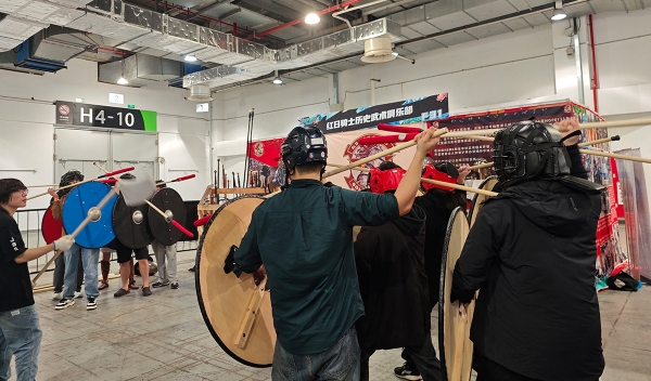 얼핏 보면 무엇을 하고 있는지 알 수 없는 모습이지만, 중세 시대 병사들을 따라 그 자리에서 롤플레잉 배틀을 하고 있다.