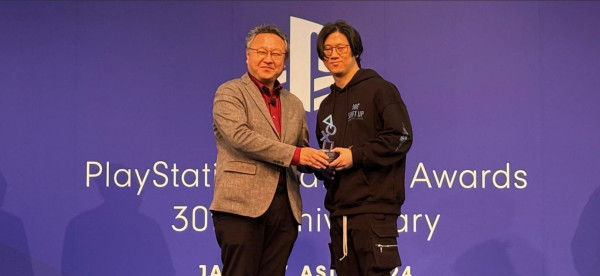 사진 설명 : 김형태 스텔라 블레이드 총괄 디렉터(우측)가 플레이스테이션 파트너 어워드 시상식에서 요시다 슈헤이 소니인터랙티브 엔터테인먼트 인디 이니셔티브 대표(좌측)와 ‘유저 초이스 어워드(Users’ Choice Award)’ 부문 수상 기념 사진을 촬영하고 있다.