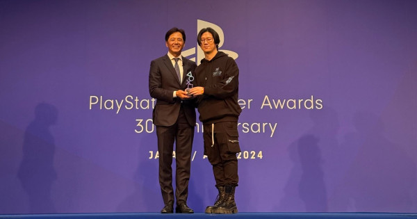 사진 설명 : 김형태 스텔라 블레이드 총괄 디렉터(우측)가 플레이스테이션 파트너 어워드 시상식에서 우라타 키치로 소니인터랙티브 엔터테인먼트 재팬 아시아 파트너 D&R 대표(좌측)와 ‘스페셜 어워드(Special Award)’ 부문 수상 기념 사진을 촬영하고 있다.