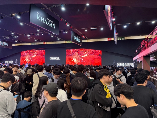 지스타 2024에서 넥슨 부스는 부스에 들어갈 수 없을 뿐만 아니라 통로까지 완전히 막는 대혼잡이었다.