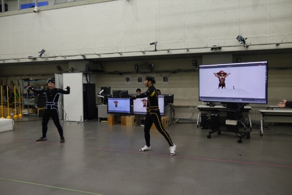 2명의 액터가 헌터와 도샤구마를 연기했다.