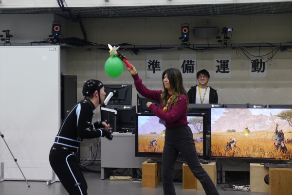 실시간으로 움직이는 데이터가 반영되어 화면 속 캐릭터와 액터의 움직임이 동기화된다.