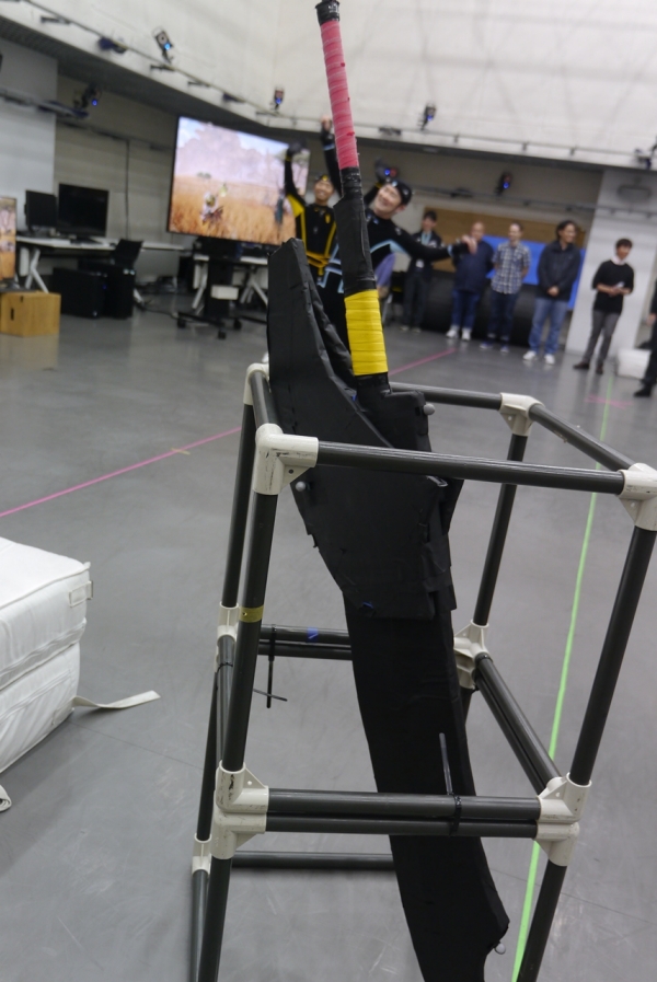 모션 캡처에 사용된 대검. 게임 속에 등장하는 것과 거의 같은 실루엣을 보여준다.