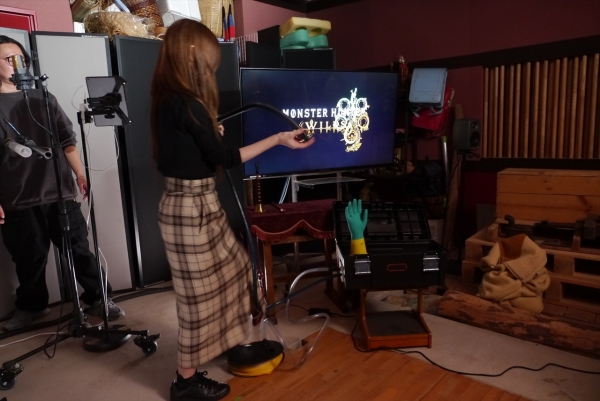 페달을 밟으면 고무장갑에 공기가 유입되어 소리가 난다.