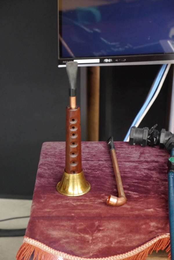 라바라 바리나를 위한 악기는 휘파람.