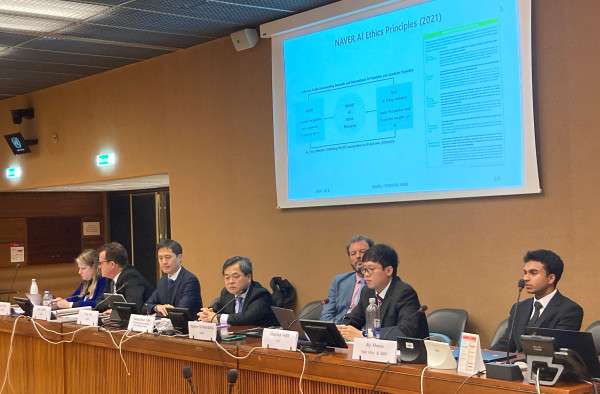 [[사진] 네이버 정책/RM 아젠다 박우철 변호사(오른쪽에서 두 번째)가 네이버 AI 안전 정책 사례를 발표하고 있다. 