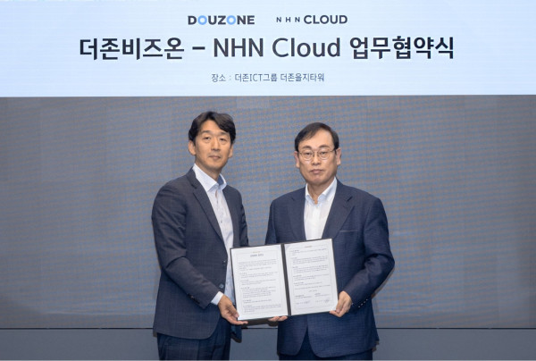 <사진> NHN클라우드 김동훈 대표(좌측)와 더존비즈온 이강수 사장(우측)이 기념촬영을 하고 있다.