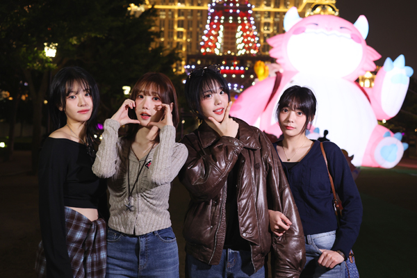 <사진> 걸밴드 QWER 쵸단 마젠타 히나 시연