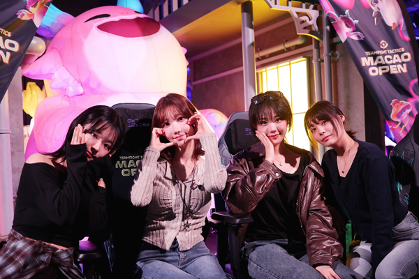 <사진> 걸밴드 QWER 쵸단 마젠타 히나 시연