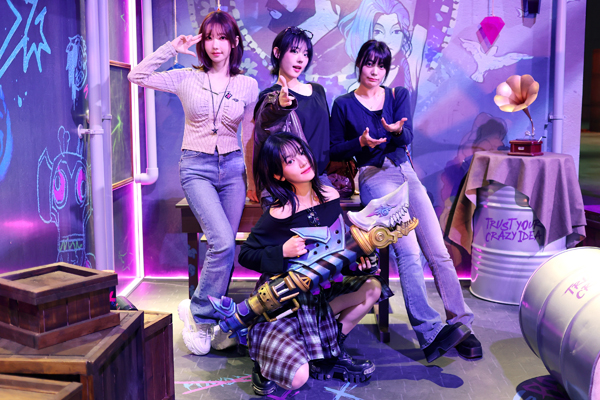 <사진> 걸밴드 QWER 쵸단 마젠타 히나 시연