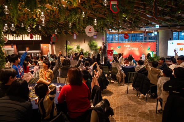 <사진> 스마일게이트 사옥으로 초대해 게임 및 엔터테인먼트 산업 관련 직업 및 직무 소개