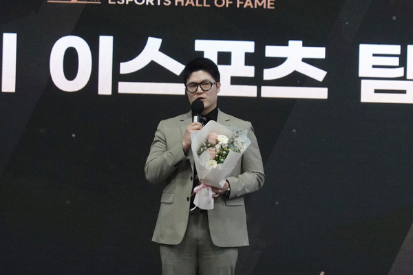 <사진> 올해의 e스포츠 팀상을 수상한 T1