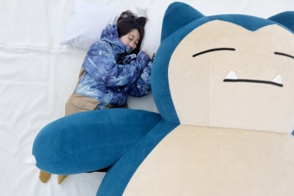 모델에게 요청해 실제로 스마트폰으로 찍은 사진. 잠만보와 함께 자고 있는 사진을 찍을 수 있다