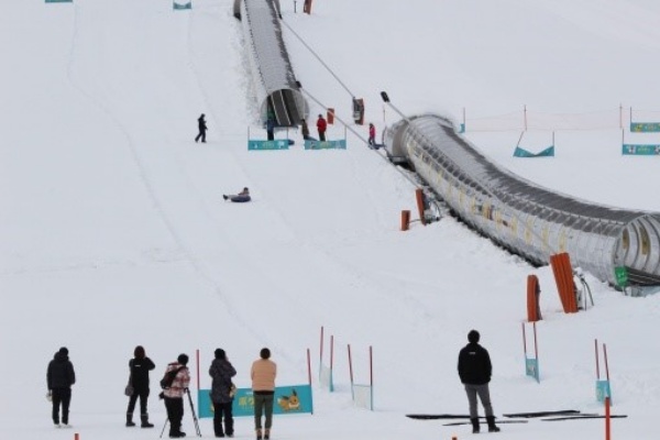 스노우 튜브를 타고 전용 구역을 미끄러질 수 있다. 오른쪽에 보이는 것이 지붕이 있는 스노우 에스컬레이터다.