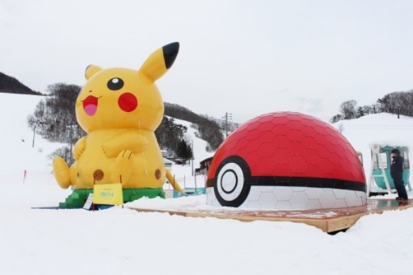 친숙한 피카츄 풍선과 몬스터볼 돔 텐트