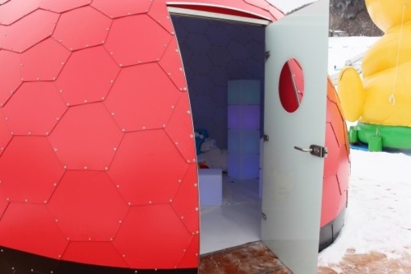 돔 텐트 뒤에 있는 문을 열면