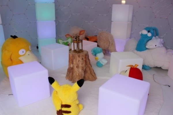 포켓몬들이 모이는 환상적인 ‘얼음 비밀기지'. 신발을 벗어 놀다가 지쳤을 때 간이 휴게소가 되어준다.