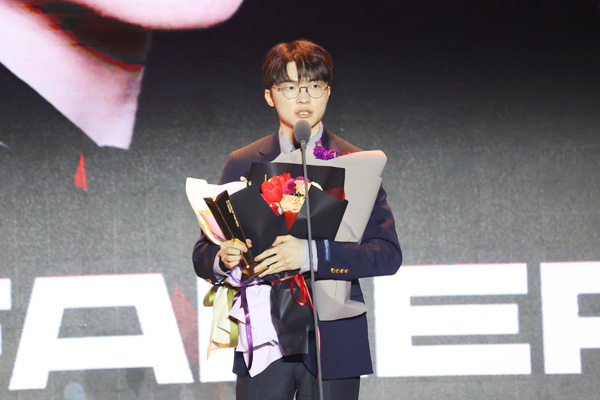 <사진> 2024 LCK 어워드에서 올해의 미드 선수상과 올해의 선수상을 수상한 페이커 이상혁