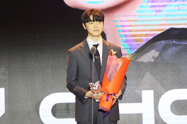 <사진> '정규 시즌 MVP'와 '플레이어 오브 더 스플릿'을 수상한 쵸비 정지훈