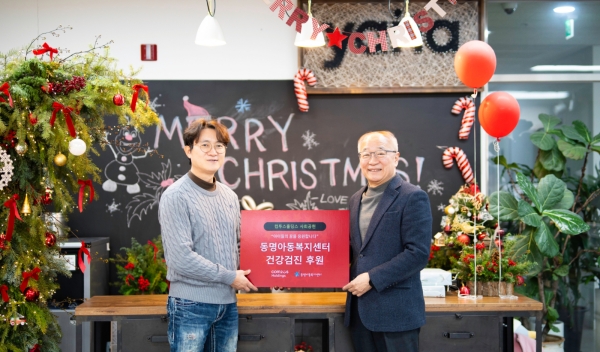 (왼쪽부터) 컴투스홀딩스 유연상 실장과 동명아동복지센터 김광빈 원장