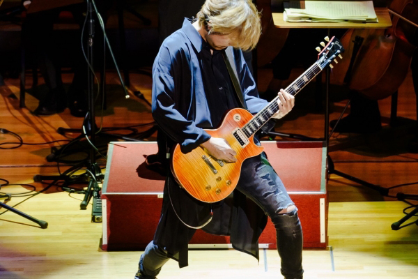 <사진 출처-BIG ART>기타리스트 미야자키 다이스케