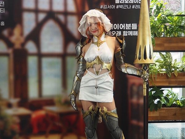 잡지에 등장하는 모습 그대로 등장한 네반의 다양한 코스튬