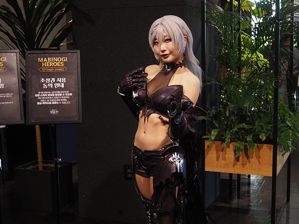 듀얼 나이프를 사용하는 사냐