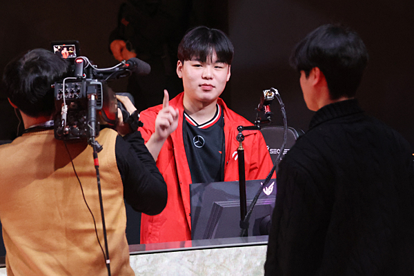 <사진> T1 스매시 신금재