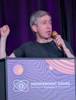 크리스 주코프스키. 풍부한 표정과 과장된 몸짓, 그리고 머신건 토크로 청중을 끌어당긴다.