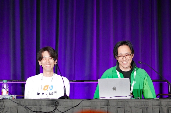 DMM 게임 번역 노다 카츠키 제너럴 매니저(왼쪽), 야자와 류타 수석 번역가