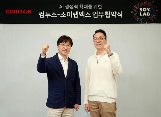 <사진> 컴투스-소이랩엑스 업무협약식(좌측 컴투스 남재관 대표, 우측 소이랩엑스 최돈현 대표)