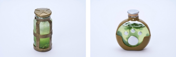 '회복약 병'(왼쪽)과 '회복약 병(아이루 버전)'(오른쪽). '회복약', '원기 드링크' 외에도 컬래버 음료를 이 용기에 담아 주문할 수 있다. 탄산음료에서 탄산이 빠지는 것 외에 음료의 내용이 일부 바뀐다