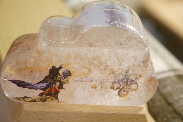 스톰 글래스(4950엔)는 날씨의 변화에 따라 액체 속에 결정이 생긴다.