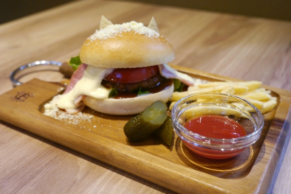 동반자 아이루의 햄버거 플레이트(1980엔)