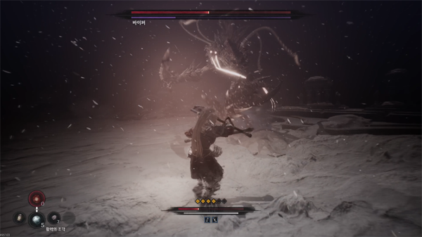 <사진> 페이즈2에서 절반의 체력을 깎게 되면 변화하는 광폭화 모드. 안광의 연출이 일품이다.