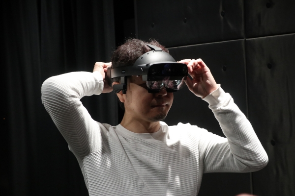 체험자는 전용 AR 기기를 착용한다.