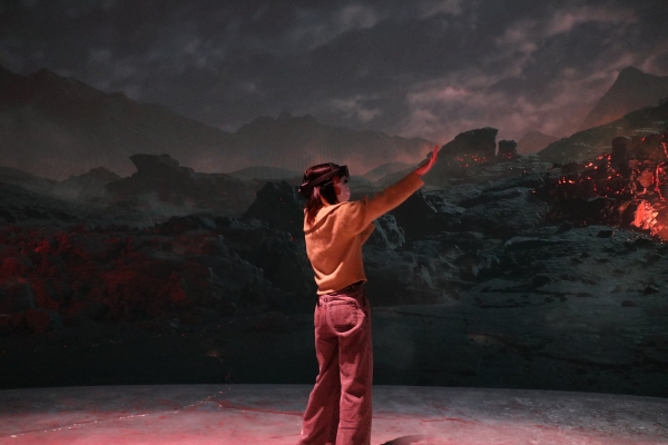 체험할 수 있는 넓은 공간, AR 기기에는 아이루와 대형 몬스터 등이 비춰진다