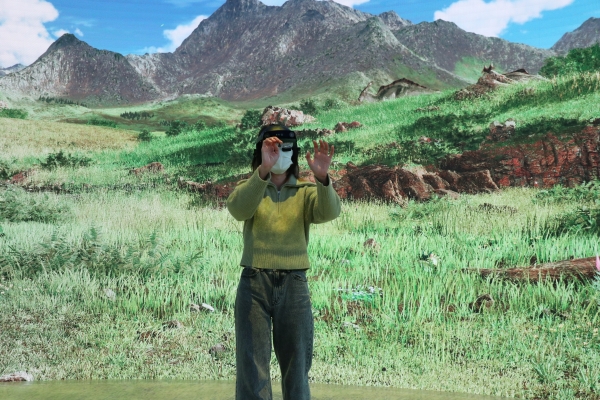 (아마도) 회복 꿀벌레를 만지고 있다