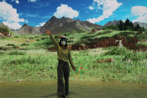 (아마도)다가온 소형 몬스터에게 손을 흔들고 있다