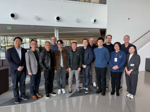 10일 오후(현지시간) 미국 캘리포니아주 산타클라라에 위치한 엔비디아 본사에서 양사 주요 관계자가 기념사진을 촬영하고 있다.