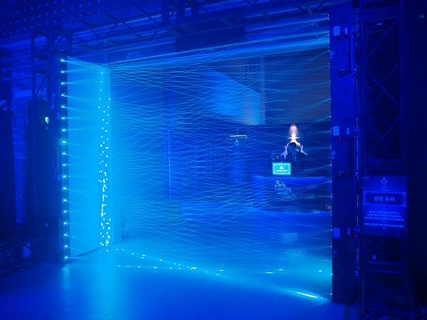 헌터가 마물을 처치하기 위해 게이트로 들어가는 느낌을 살린 행사장