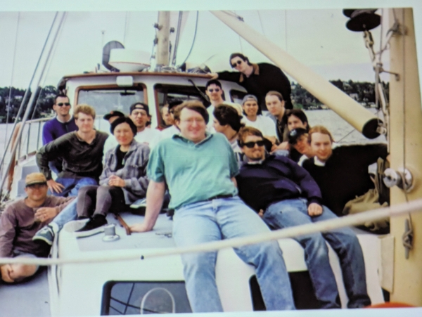 밸브가 설립될 무렵, 초기 멤버들의 단체 사진. 뉴웰(가운데)과 마이크 해링턴(오른쪽)이 아직 30대 초반이었을 때다. 당시 경제적인 여유가 있어 모니카를 포함한 3명은 보트를 취미로 삼고 있었다