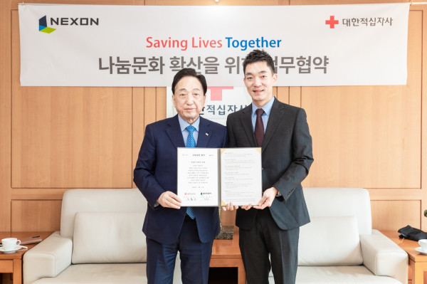 <사진> 왼쪽부터 대한적십자사 김철수 회장, 넥슨 박정무 사업부사장