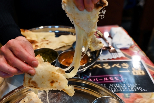 기치조치의 명물 가게에서 나온 일반적인 치즈난(사진출처 - 사진작가 나가야마 와타루)