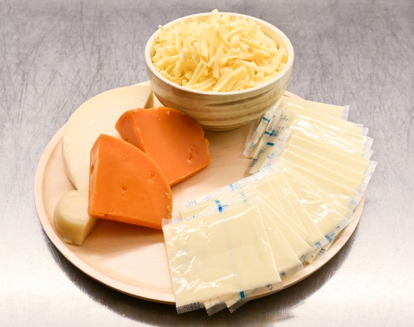 슬라이스 치즈(오른쪽 아래), 슈레드 치즈(위), 카초카발로(왼쪽), 미몰레트(오렌지색)