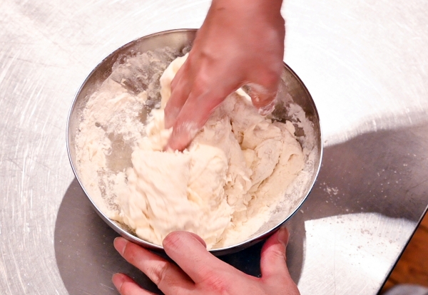 재료를 섞어 반죽한다(10분~20분). 뭉쳐진 반죽을 그릇이나 도마 위에 올려놓고 두드리면 효모균이 활성화되기 쉽다.