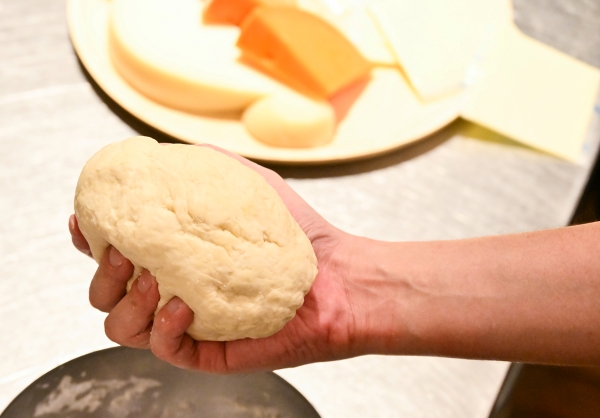 반죽이 뭉치면 손이나 그릇에 달라붙지 않는다. 나머지는 다음과 같이 방치한다.